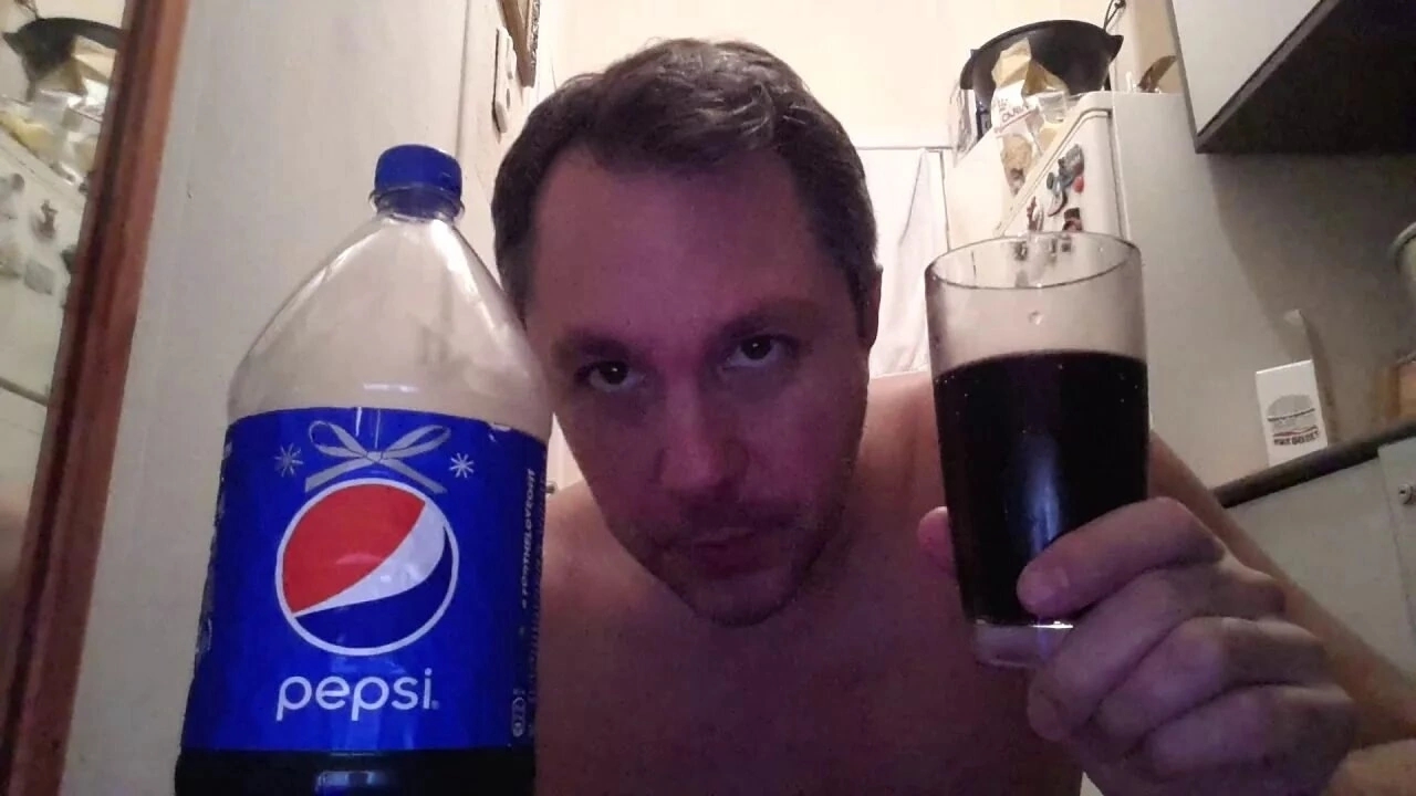 Любитель выпить Pepsi